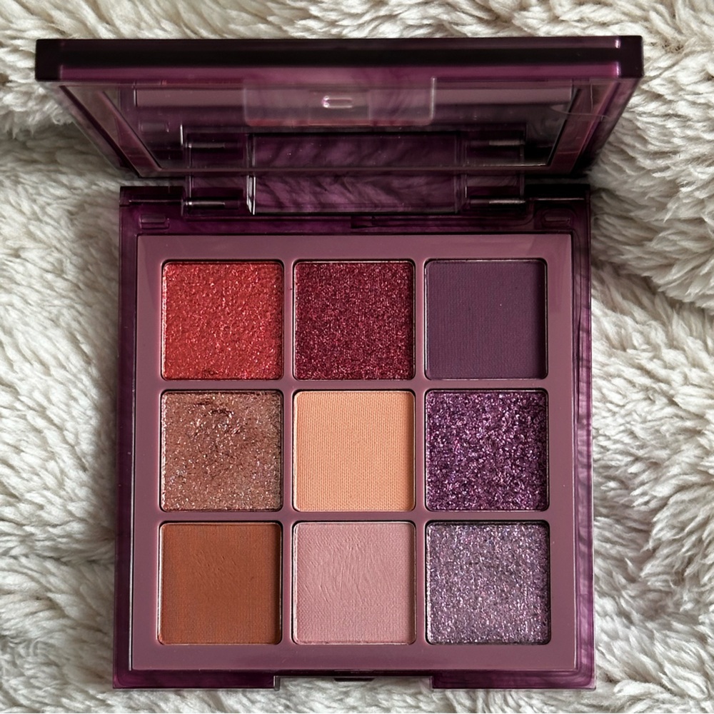 Huda Beauty eyeshadow palette in Purple Haze Obsessions
